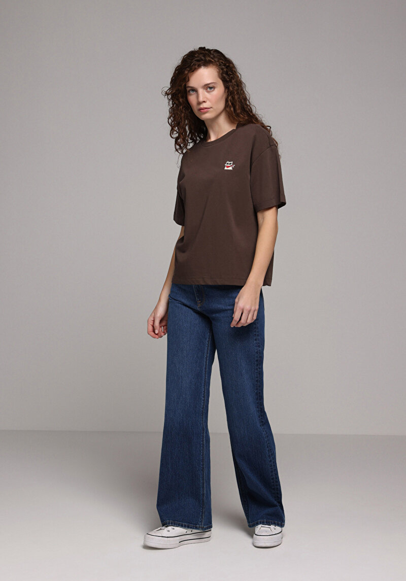 Boyfriend Fit Yuvarlak Yaka Nakışlı Kadın Kahverengi Kısa Kol Tişört