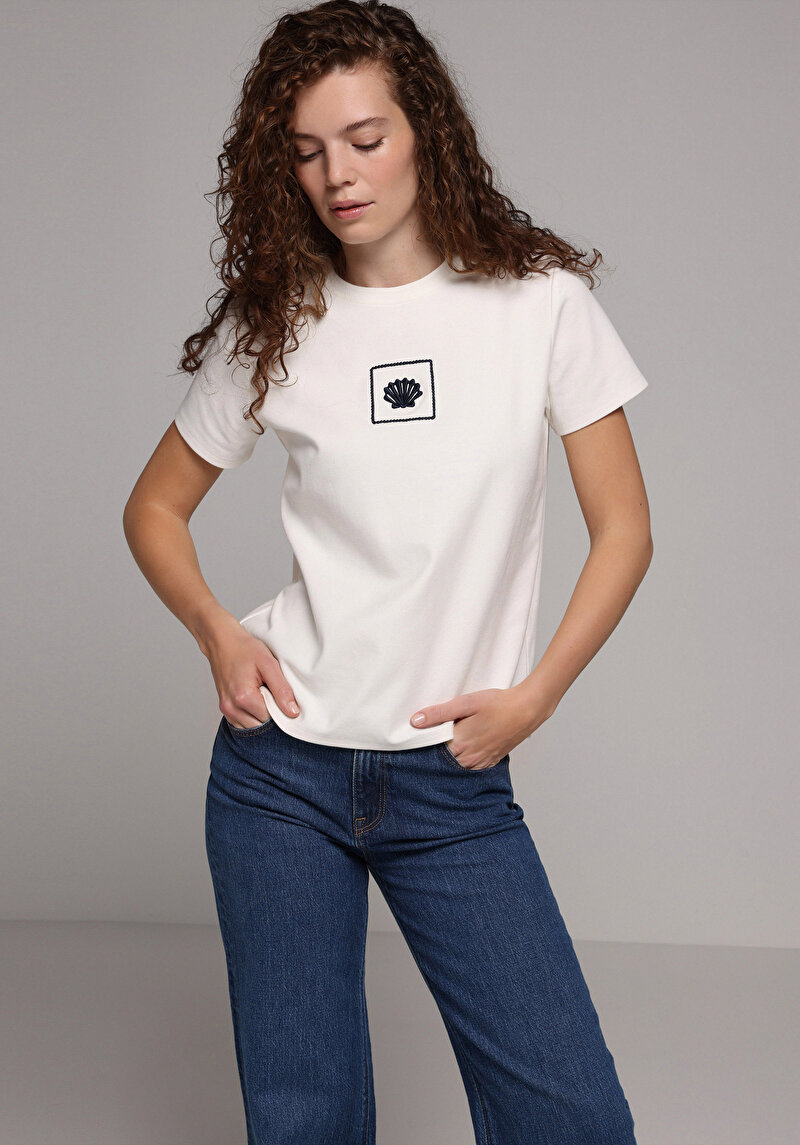 Regular Fit Yuvarlak Yaka Nakışlı Kadın Beyaz Kısa Kol Tişört