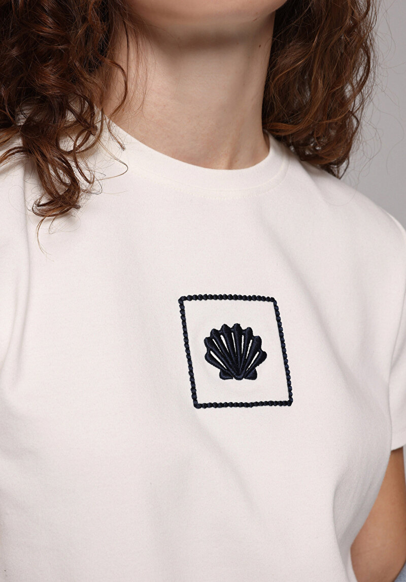 Regular Fit Yuvarlak Yaka Nakışlı Kadın Beyaz Kısa Kol Tişört