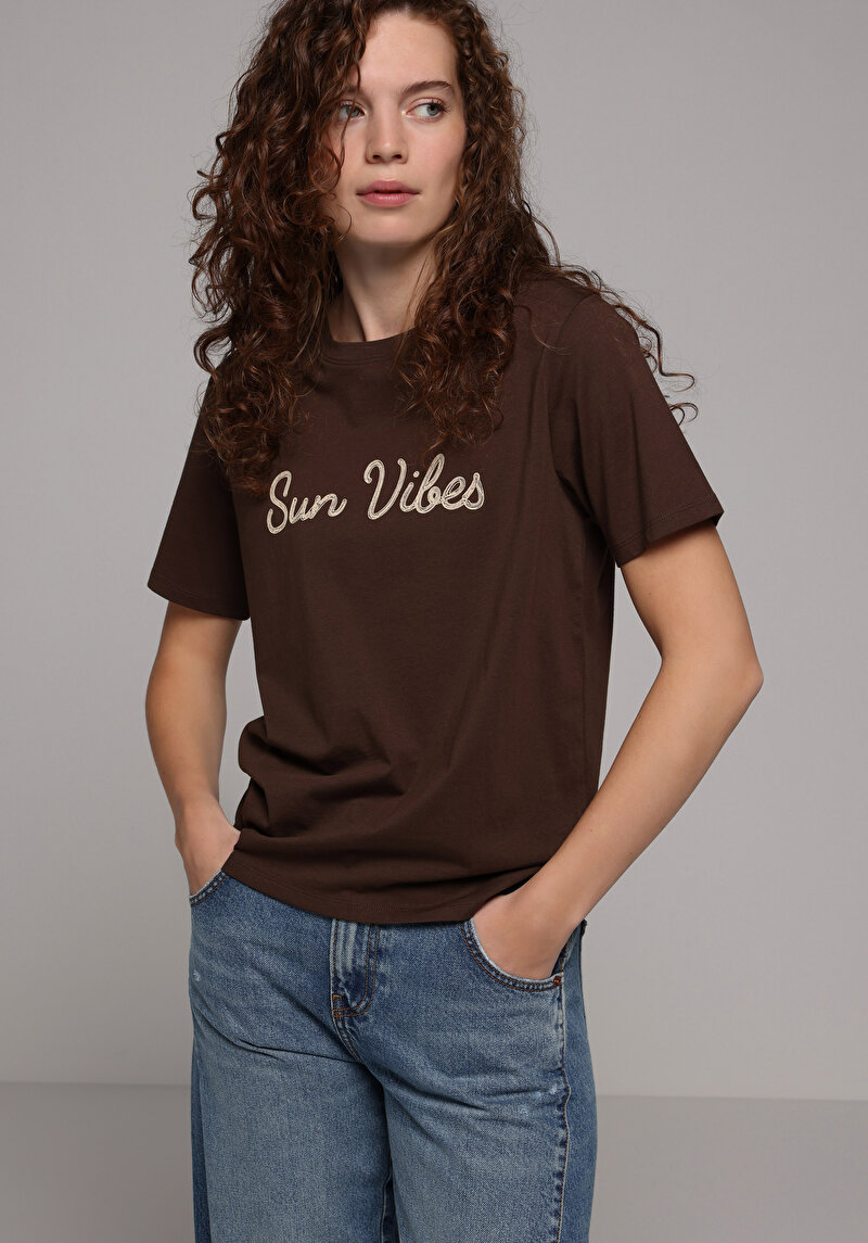 Regular Fit Yuvarlak Yaka Baskılı Kadın Kahverengi Kısa Kol Tişört