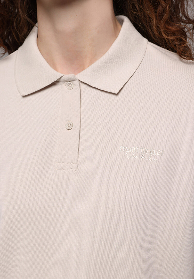 Regular Fit Yuvarlak Yaka Nakışlı Kadın Bej Kısa Kol Tişört