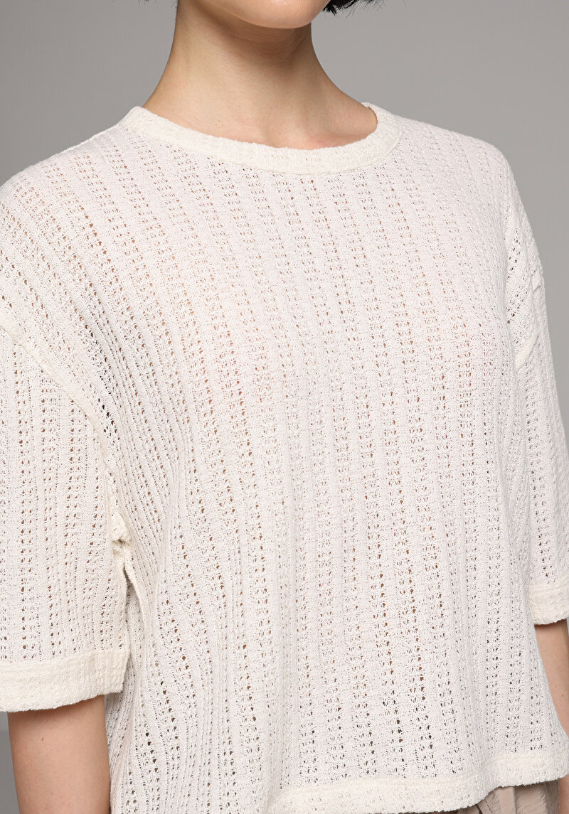 Regular Fit Yuvarlak Yaka Jakarlı Kadın Ekru Kısa Kol Tişört