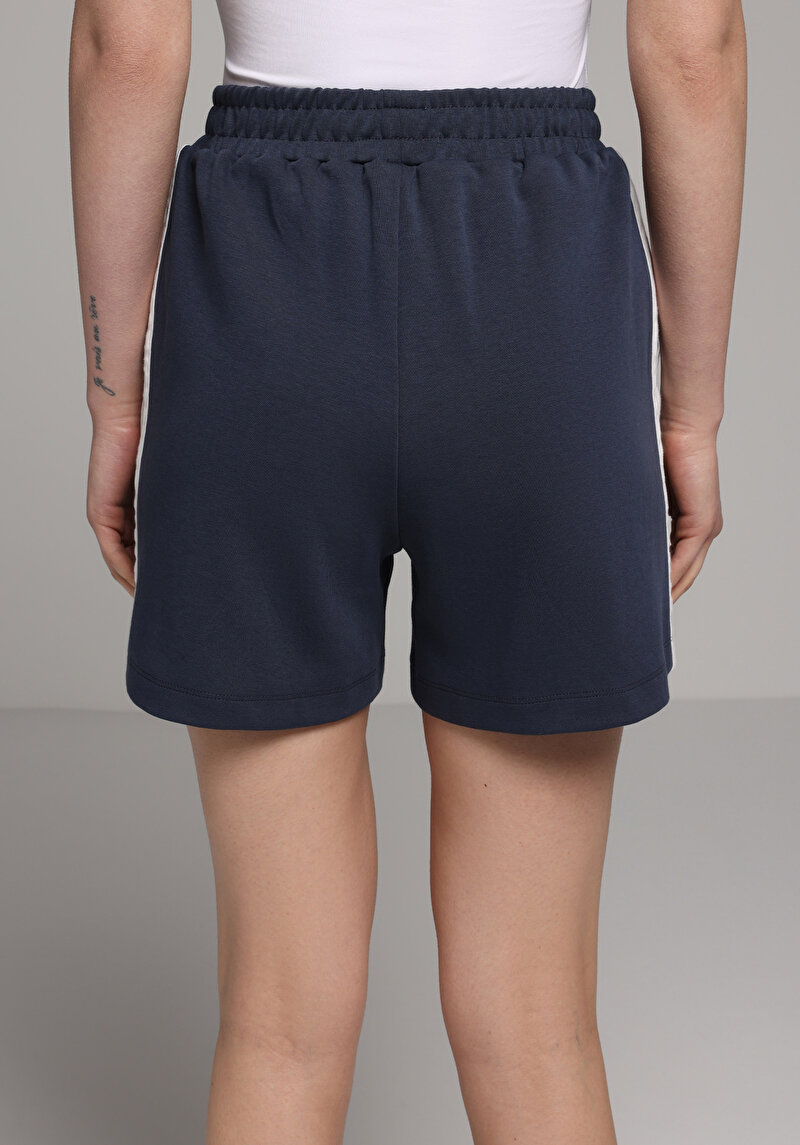 Regular Fit Orta Bel Düz Kadın Lacivert Şort