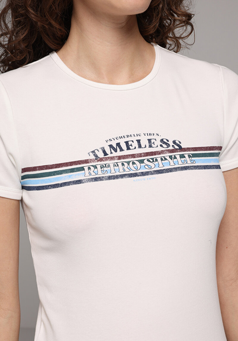 Slim Fit Yuvarlak Yaka Baskılı Kadın Ekru Kısa Kol Tişört