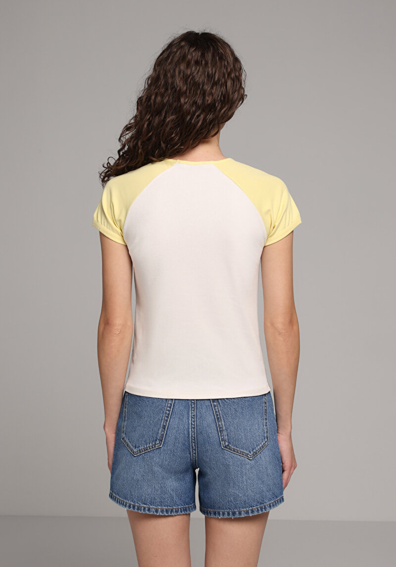 Slim Fit Yuvarlak Yaka Baskılı Kadın Ekru Kısa Kol Tişört
