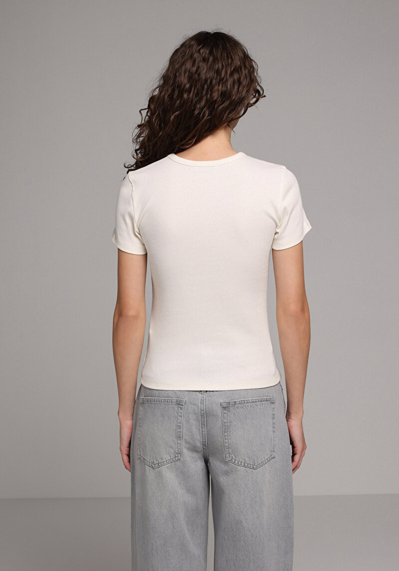 Slim Fit Yuvarlak Yaka Nakışlı Kadın Ekru Kısa Kol Tişört