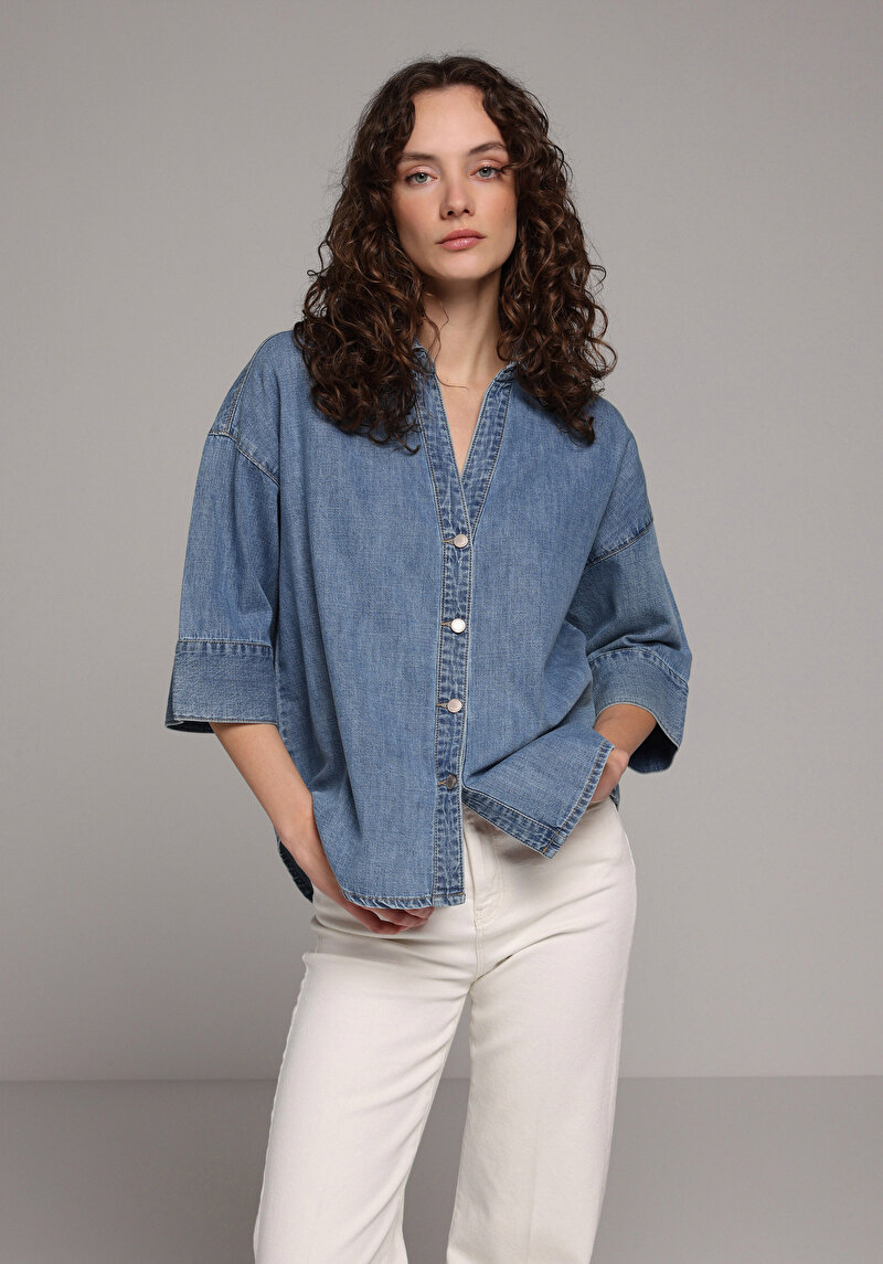 Oversize Fit Klasik Yaka Düz Kadın Light İndigo Denim ¾ Kol Gömlek