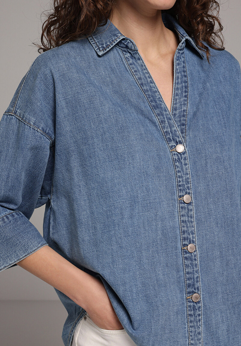Oversize Fit Klasik Yaka Düz Kadın Light İndigo Denim ¾ Kol Gömlek