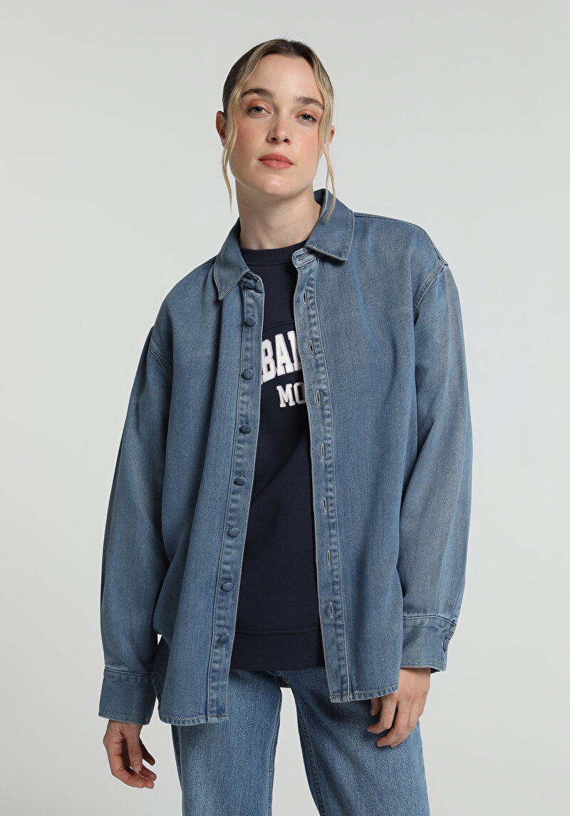 Oversize Fit Klasik Yaka Düz Kadın Light İndigo Denim Uzun Kol Gömlek
