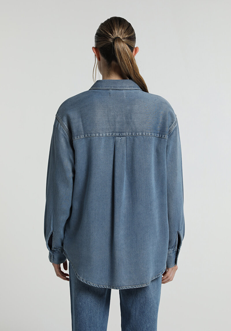 Oversize Fit Klasik Yaka Düz Kadın Light İndigo Denim Uzun Kol Gömlek