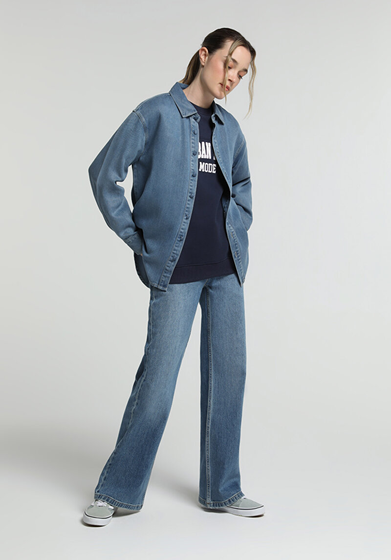 Oversize Fit Klasik Yaka Düz Kadın Light İndigo Denim Uzun Kol Gömlek