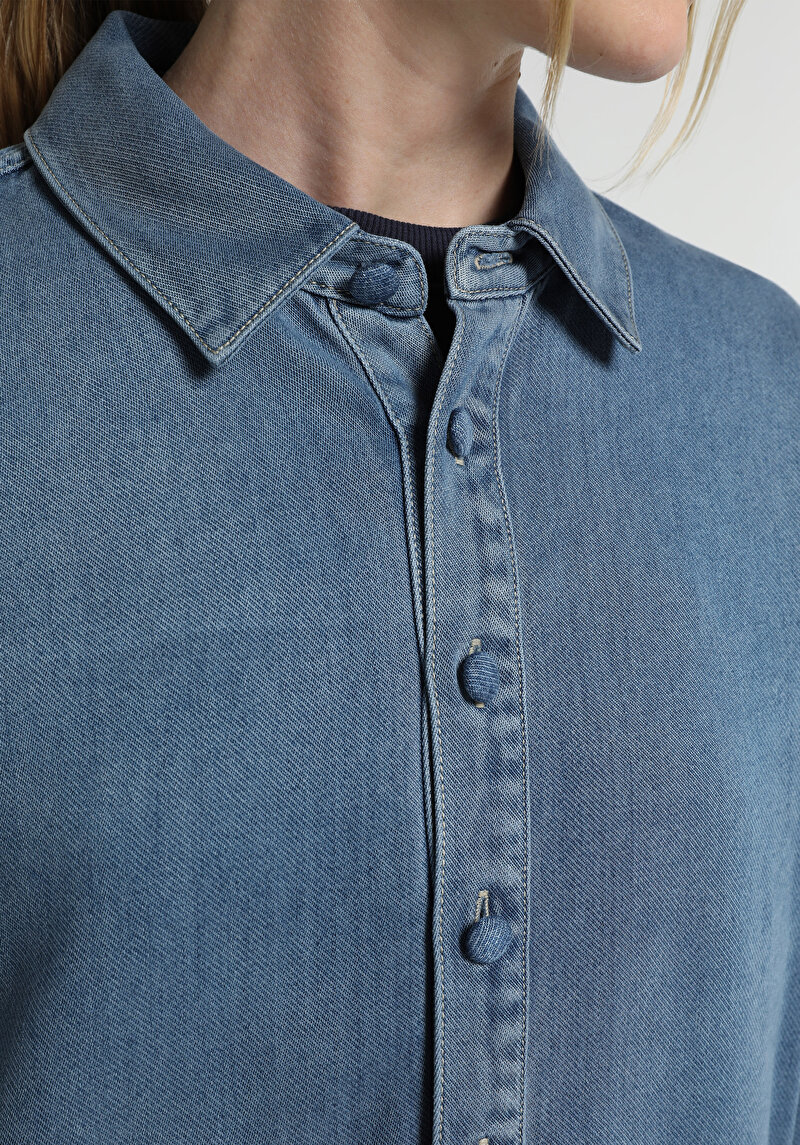 Oversize Fit Klasik Yaka Düz Kadın Light İndigo Denim Uzun Kol Gömlek