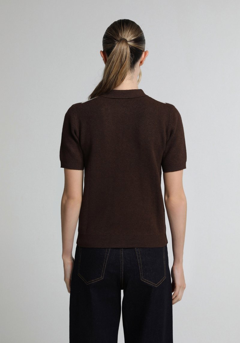 Slim Fit Polo Yaka Jakarlı Kadın Kahverengi Kısa Kol Kazak