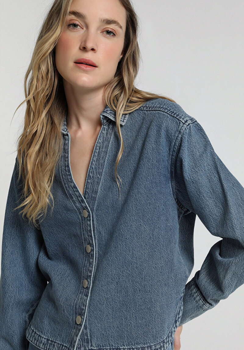 Oversize Fit Klasik Yaka Düz Kadın Light İndigo Denim Uzun Kol Gömlek