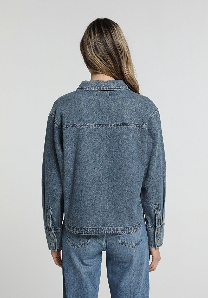 Oversize Fit Klasik Yaka Düz Kadın Light İndigo Denim Uzun Kol Gömlek