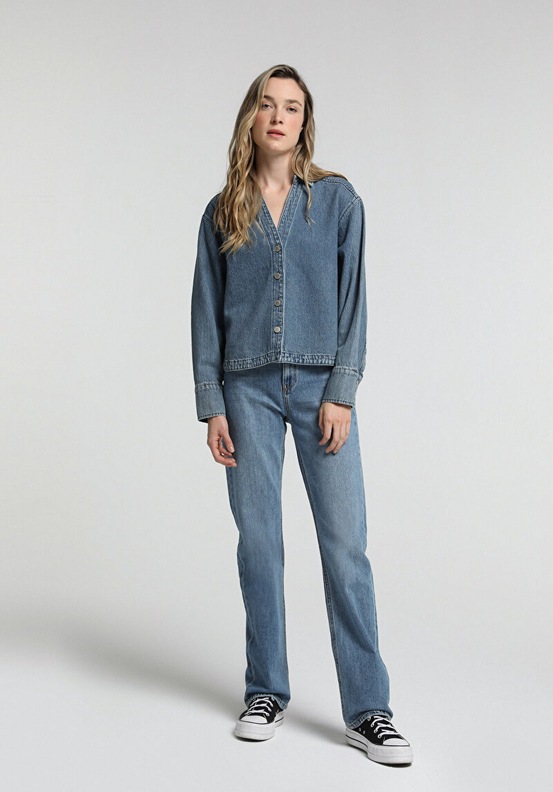 Oversize Fit Klasik Yaka Düz Kadın Light İndigo Denim Uzun Kol Gömlek
