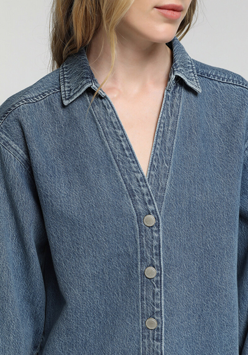 Oversize Fit Klasik Yaka Düz Kadın Light İndigo Denim Uzun Kol Gömlek