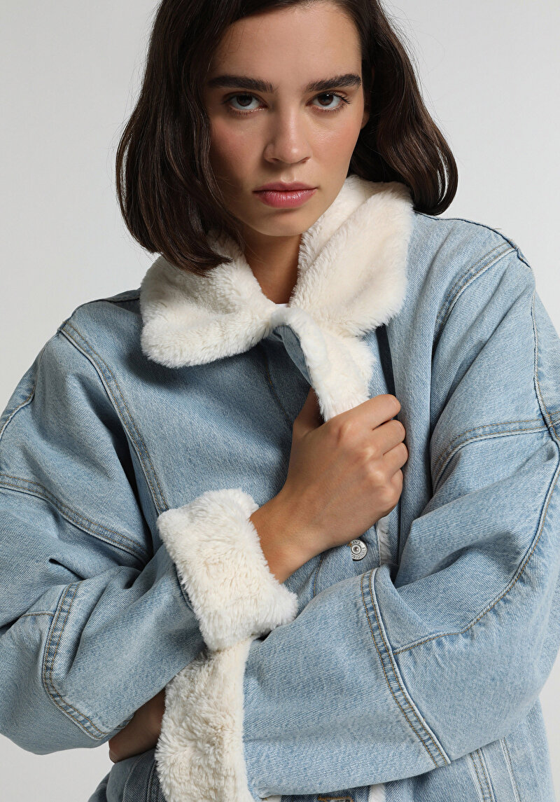 Oversize Fit Düğmeli Astarlı Kürklü Kadın Bleach İndigo Denim Ceket