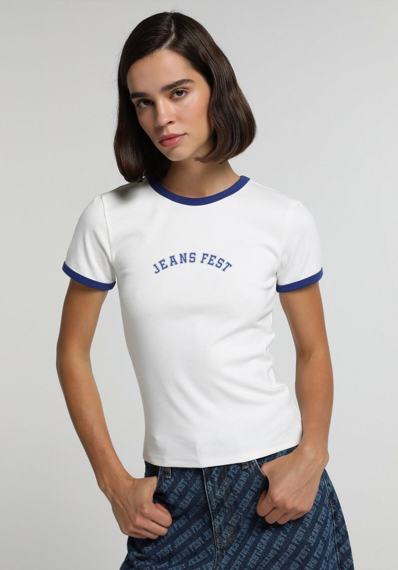 Slim Fit Yuvarlak Yaka Baskılı Kadın Beyaz Kısa Kol Tişört