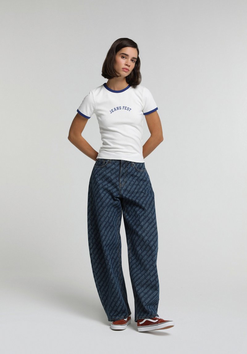 Slim Fit Yuvarlak Yaka Baskılı Kadın Beyaz Kısa Kol Tişört