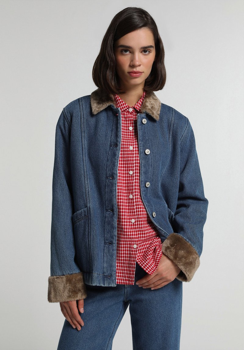 Denim kumaş şardonla lamine edilmiştir Regular Fit Düğmeli Astarsız  Kadın Mid İndigo Denim Ceket