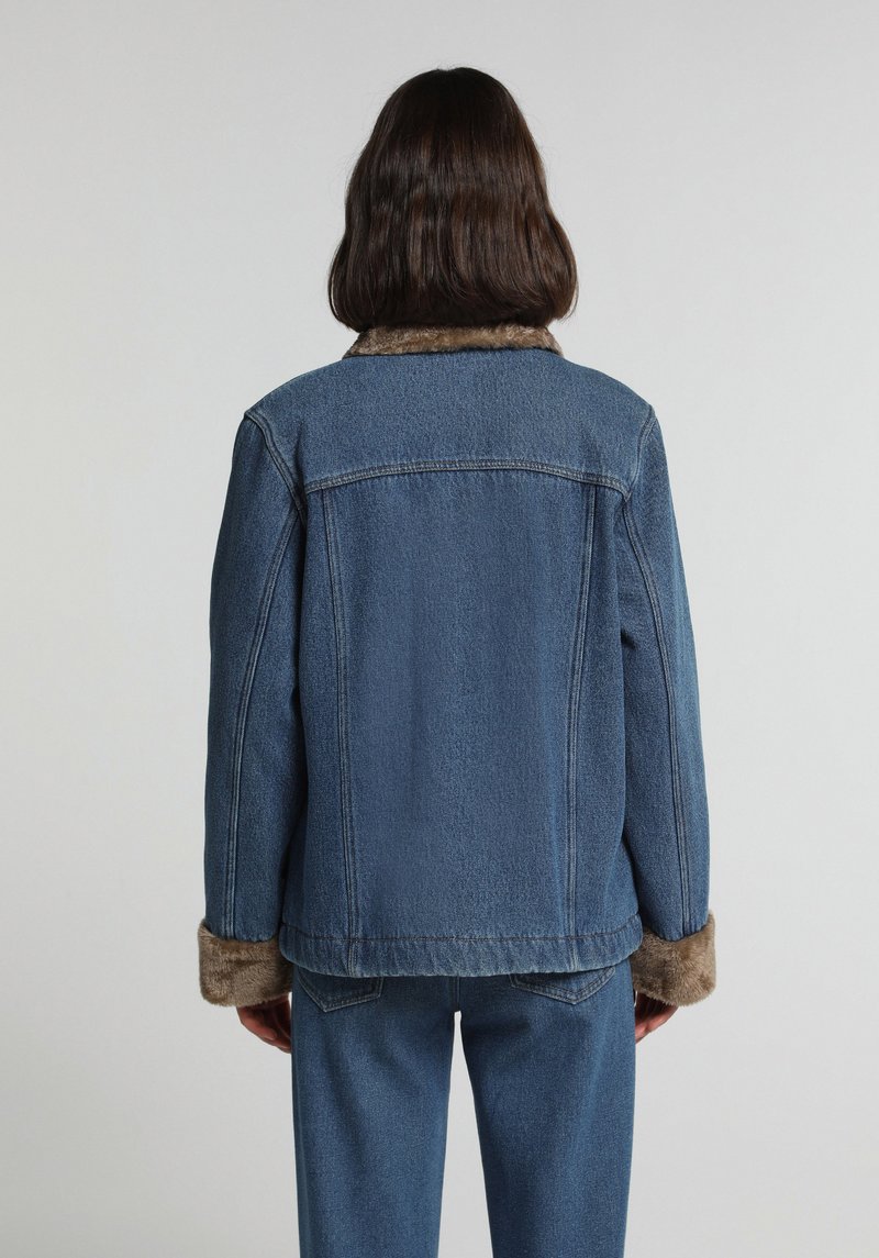 Denim kumaş şardonla lamine edilmiştir Regular Fit Düğmeli Astarsız Kadın Mid İndigo Denim Ceket