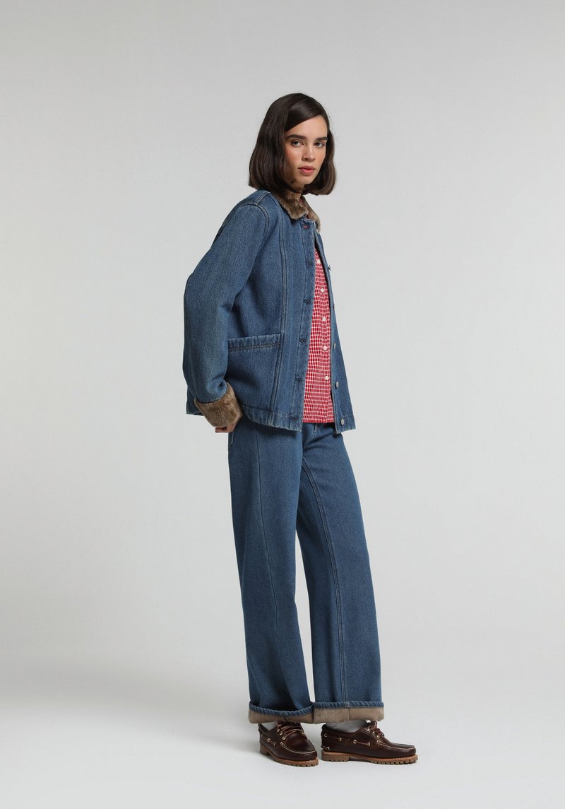 Denim kumaş şardonla lamine edilmiştir Regular Fit Düğmeli Astarsız Kadın Mid İndigo Denim Ceket