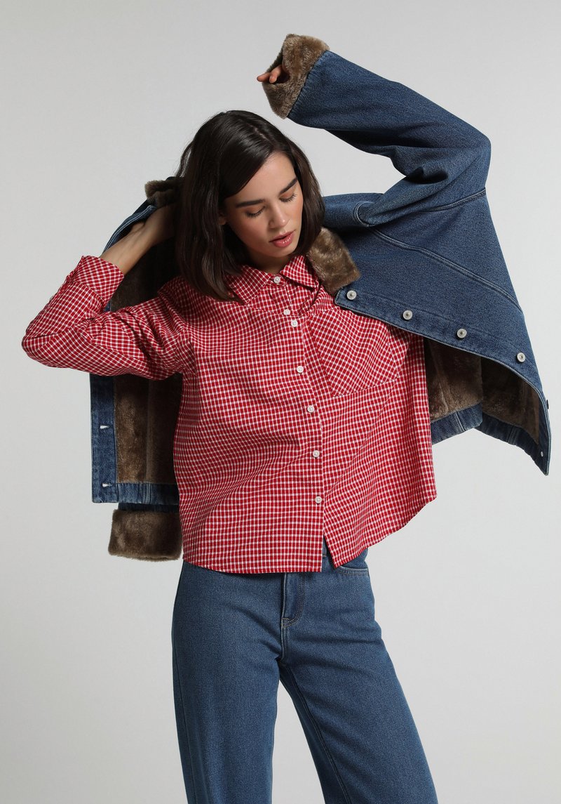 Denim kumaş şardonla lamine edilmiştir Regular Fit Düğmeli Astarsız  Kadın Mid İndigo Denim Ceket