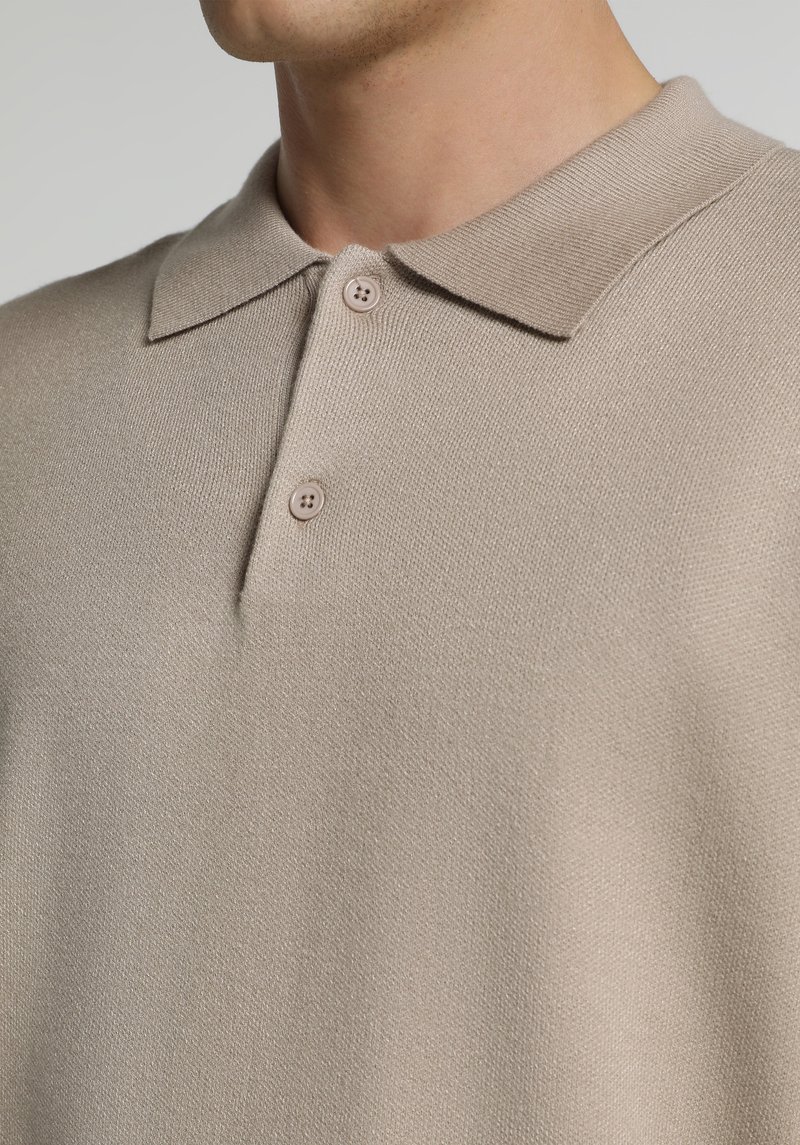 Regular Fit Polo Yaka Jakarlı Erkek Bej Kazak