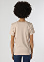 thumb-Regular Fit V Yaka Baskılı Kadın Bej Kısa Kol Tişört