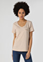 thumb-Regular Fit V Yaka Baskılı Kadın Bej Kısa Kol Tişört