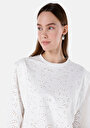 thumb-Regular Fit Yuvarlak Yaka Nakışlı Kadın Beyaz Sweatshirt