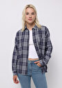 relax-fit-shirt-neck-ekoseli-kadin-lacivert-uzun-kol-gomlek