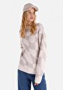slim-fit-yuvarlak-yaka-baskili-kadin-beyaz-kazak