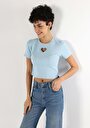 slim-fit-yuvarlak-yaka-nakisli-kadin-mavi-kisa-kol-tisort