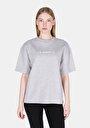 thumb-Comfort Fit Yuvarlak Yaka Baskılı Kadın Gri Kısa Kol Tişört