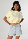 thumb-Regular Fit Yuvarlak Yaka Miami Baskılı Kadın Sari Kısa Kol Tişört