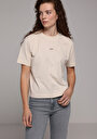 boxy-fit-yuvarlak-yaka-baskili-kadin-bej-kisa-kol-tisort