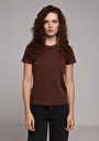 slim-fit-yuvarlak-yaka-duz-kadin-kahverengi-kisa-kol-tisort