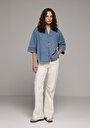 thumb-Oversize Fit Klasik Yaka Düz Kadın Light İndigo Denim ¾ Kol Gömlek