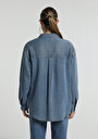 thumb-Oversize Fit Klasik Yaka Düz Kadın Light İndigo Denim Uzun Kol Gömlek