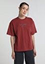 boyfriend-fit-yuvarlak-yaka-baskili-kadin-bordo-kisa-kol-tisort