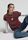 slim-fit-yuvarlak-yaka-baskili-kadin-bordo-kisa-kol-tisort